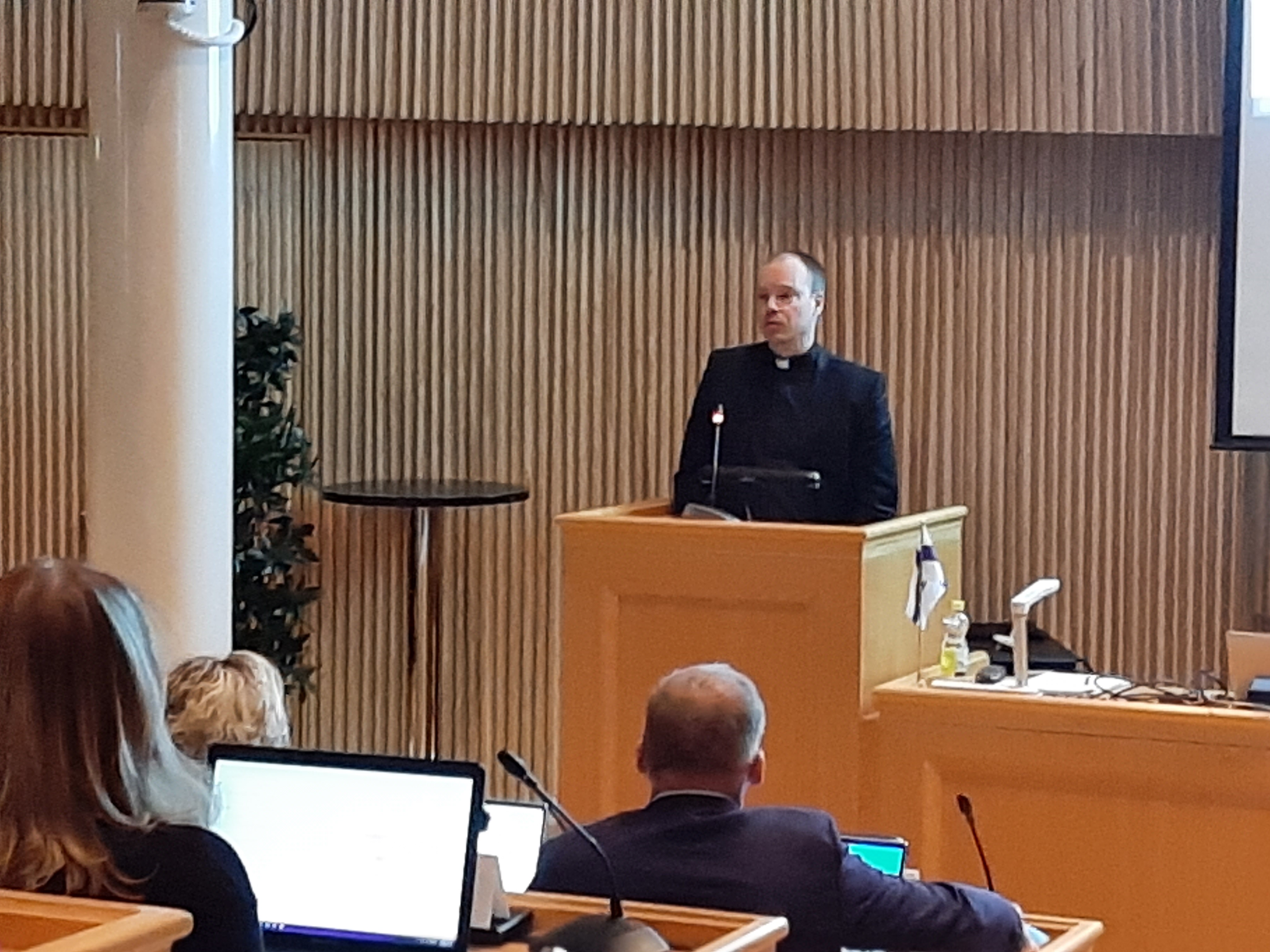 Kuvassa kirkkoherra Ilpo Parviainen