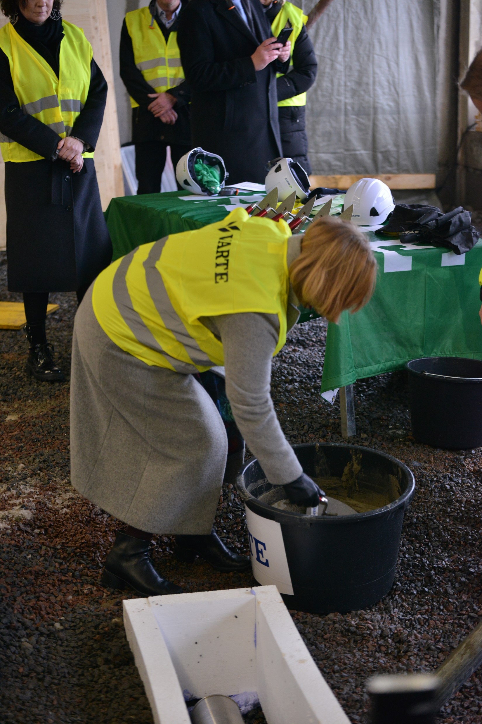 Ministeri Juuso muuraa