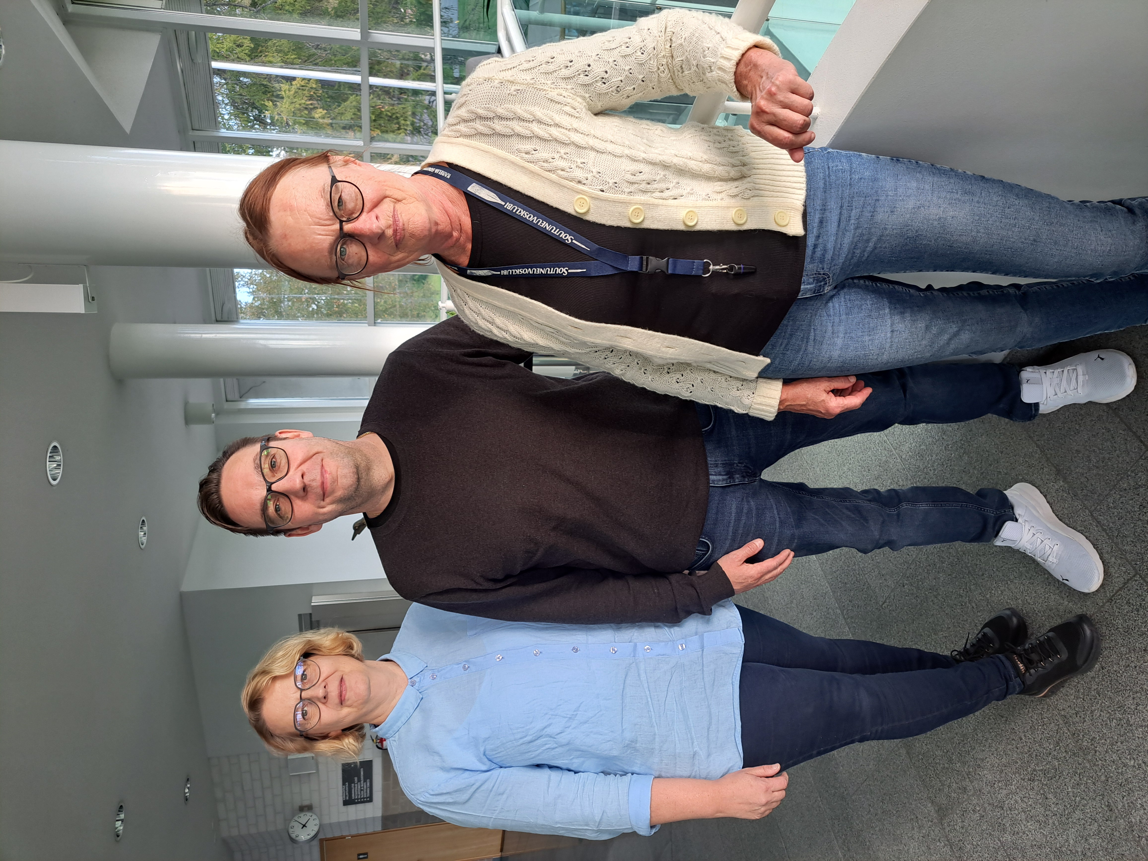 Kunnanhallituksen puheenjohtajisto kuvassa Katriina Ovaska, Juri Vuorinen ja Päivi Kärmeniemi