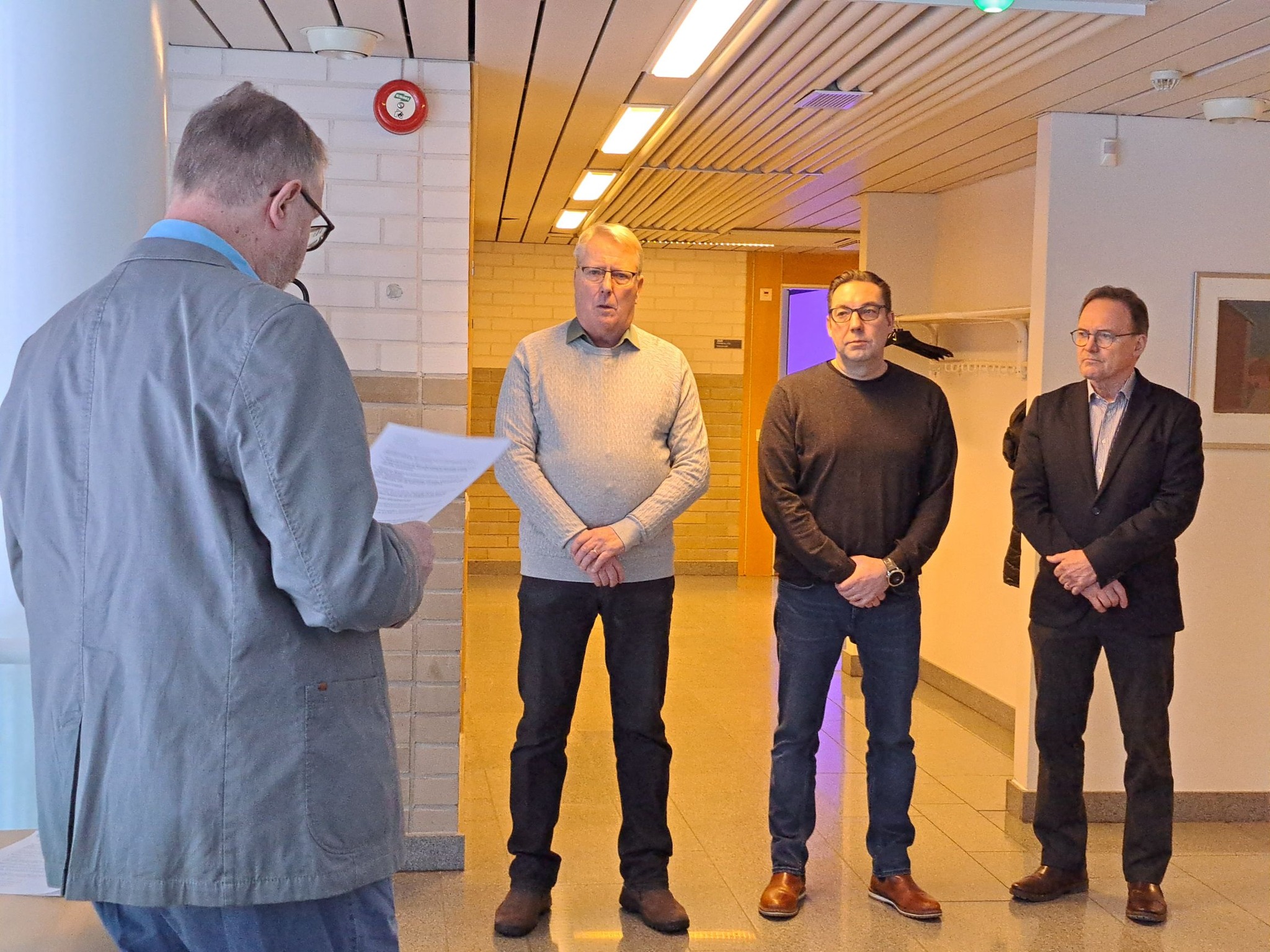 Jouko Kuningas luovutti kuntalaisaloitteen